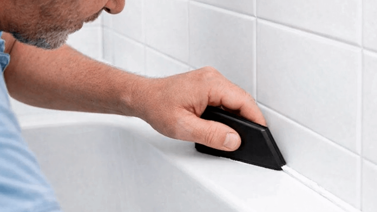 Работа шпателем по герметику