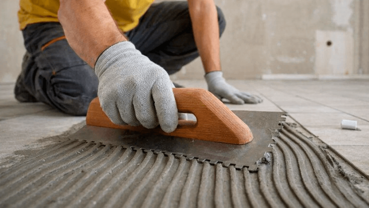 Работа шпателем для укладки плитки